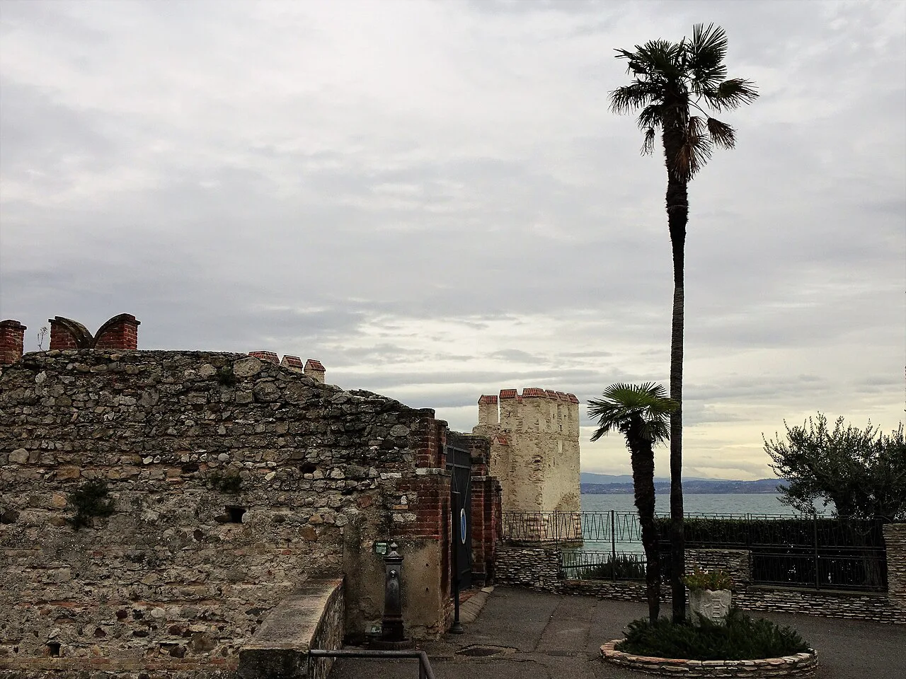 Le château Scaligero de Sirmione, Lake Garda