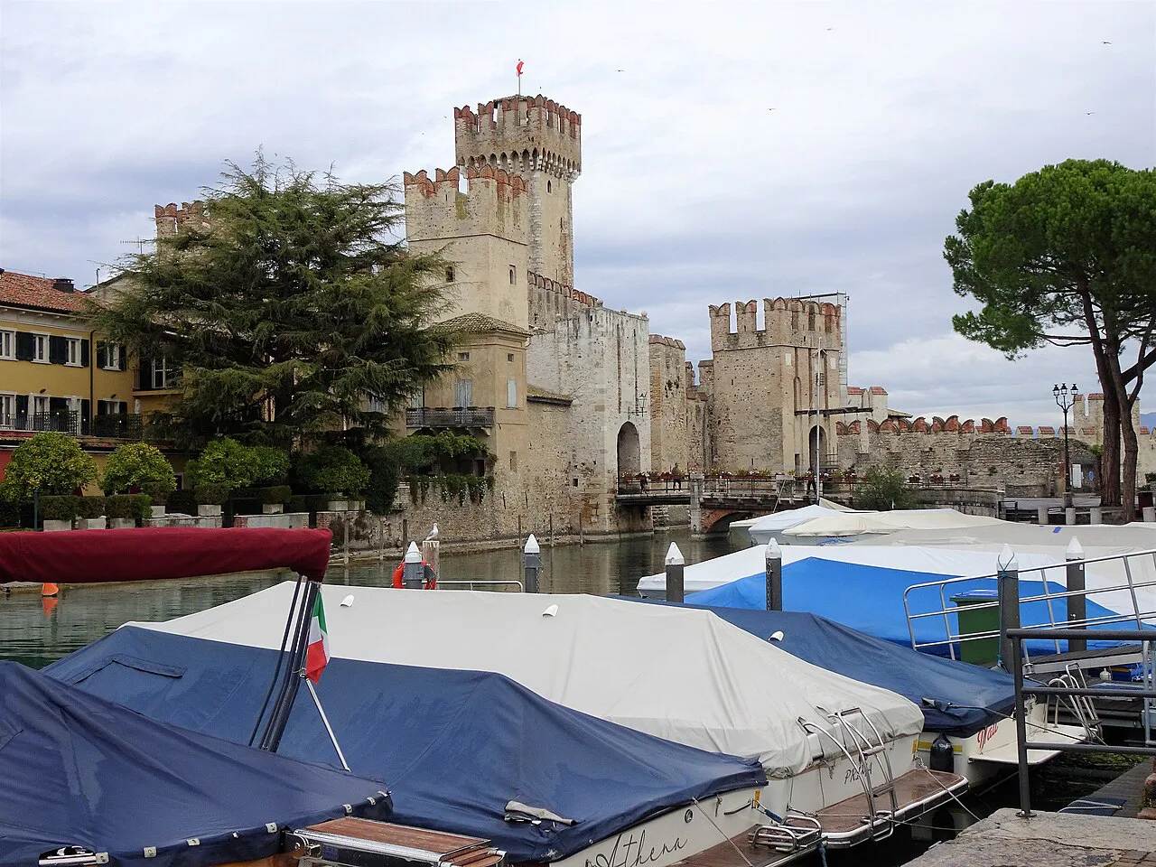 Le château Scaligero de Sirmione, Lake Garda