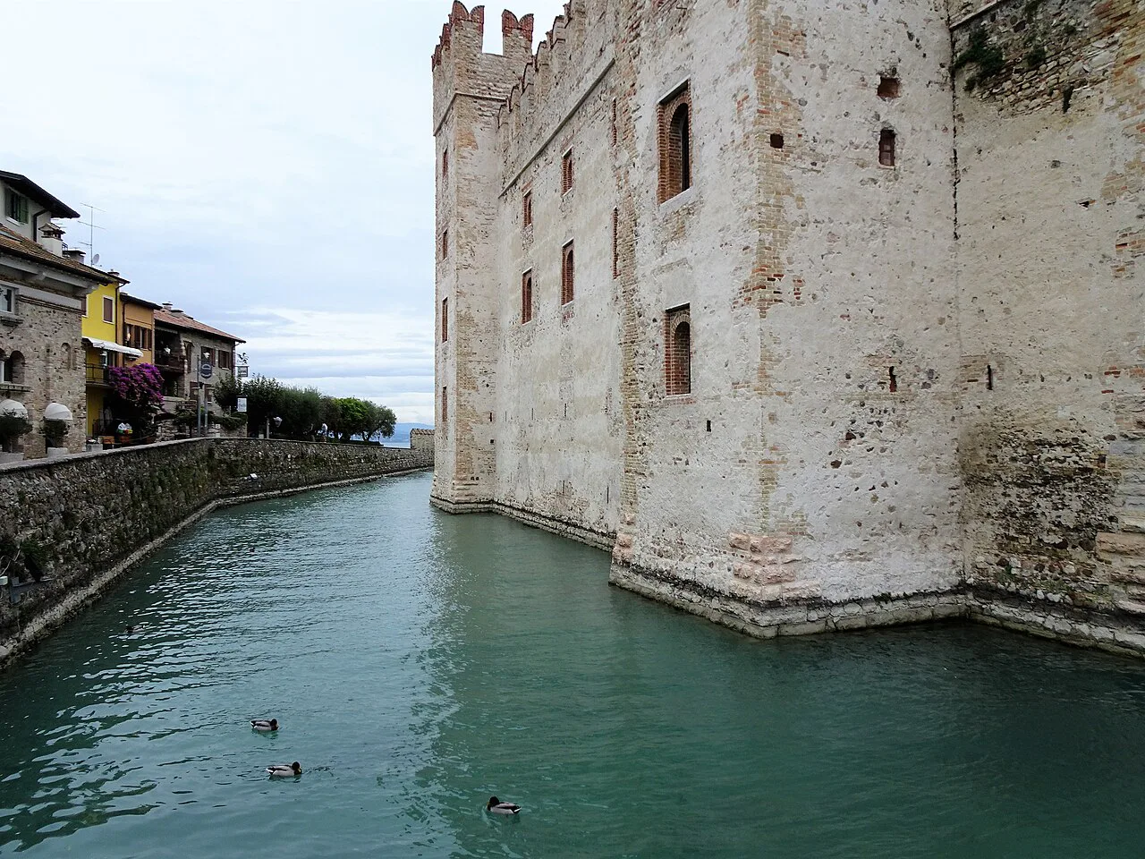 Le château Scaligero de Sirmione, Lake Garda