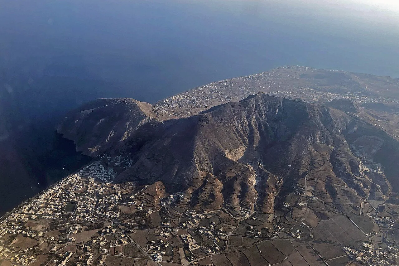 Santorini, Grecia, Vista Aerea del promontorio di Ancient Thira, agosto